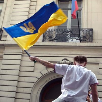 Manifestación en Buenos Aires, pidiendo ante la embajada rusa “la retirada incondicional” de las tropas del “asesino” Putin.