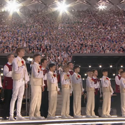 Miles de coristas letones interpretan el himno de Ucrania como muestra de solidaridad.